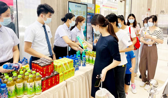 炎炎夏日送清涼，展滔關懷暖人心